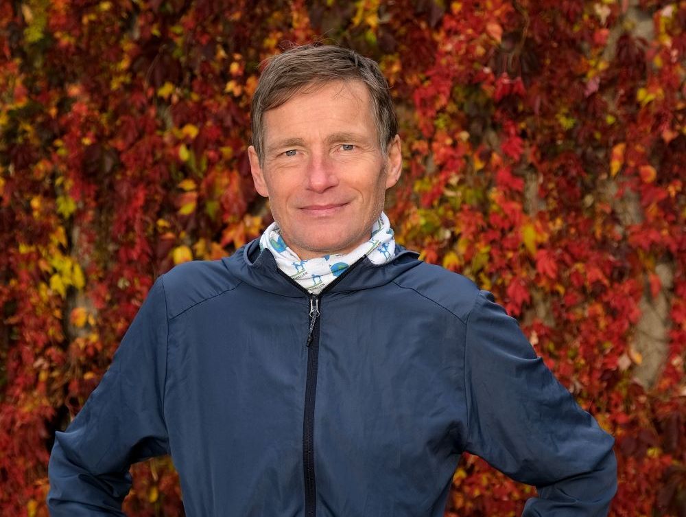 Rober Næss foran blader